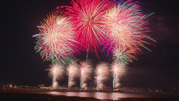 Foto vista de bajo ángulo de la exhibición de fuegos artificiales por la noche