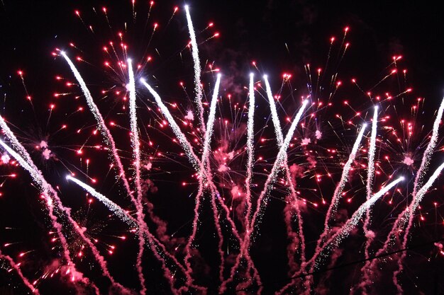 Foto vista de bajo ángulo de la exhibición de fuegos artificiales por la noche