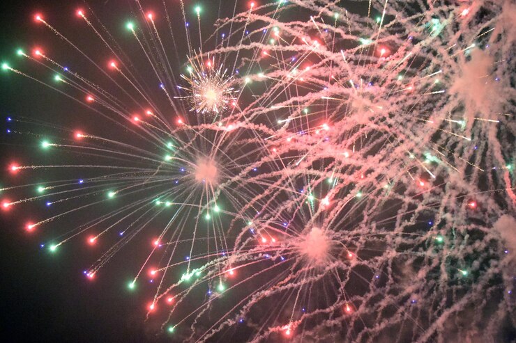 Foto vista de bajo ángulo de la exhibición de fuegos artificiales por la noche