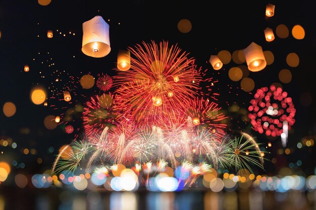 Vista de bajo ángulo de la exhibición de fuegos artificiales por la noche