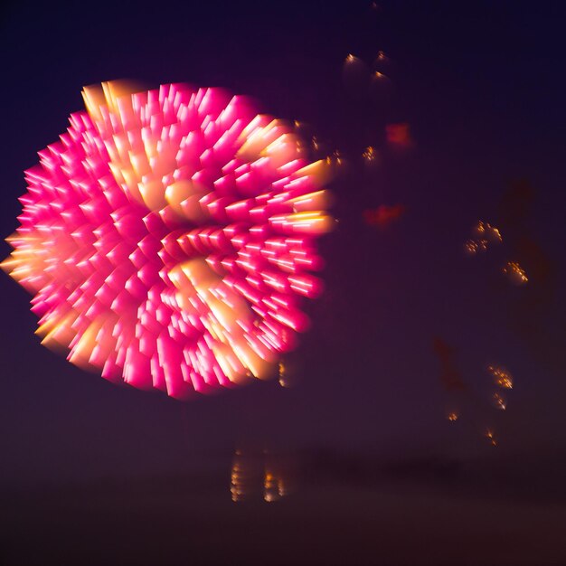 Foto vista de bajo ángulo de la exhibición de fuegos artificiales por la noche