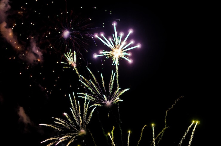Foto vista de bajo ángulo de la exhibición de fuegos artificiales por la noche