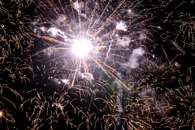 Foto vista de ángulo bajo de la exhibición de fuegos artificiales