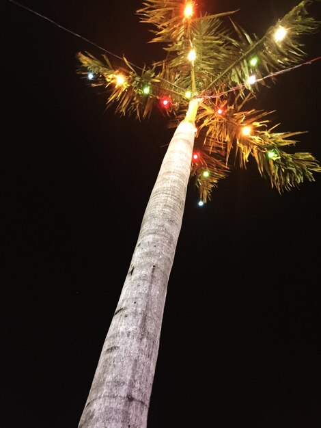 Foto vista de ángulo bajo de la exhibición de fuegos artificiales