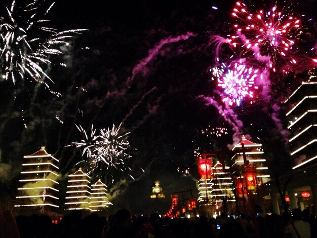 Vista de bajo ángulo de la exhibición de fuegos artificiales