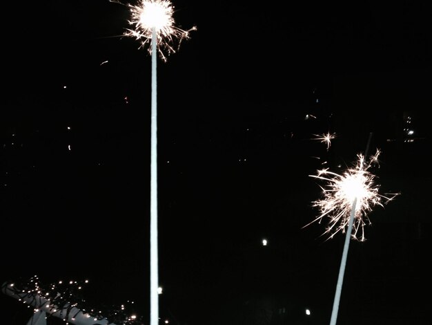 Foto vista de ángulo bajo de la exhibición de fuegos artificiales