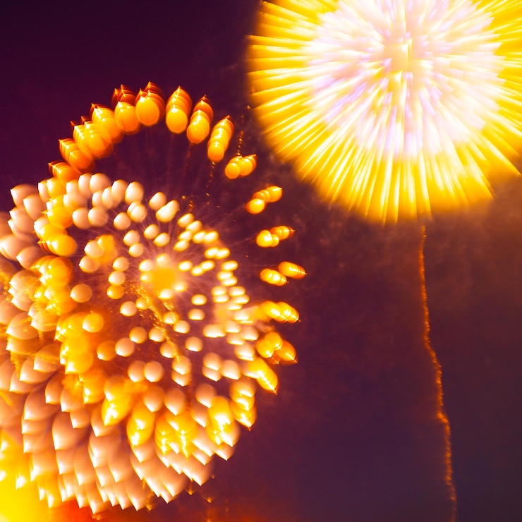 Foto vista de ángulo bajo de la exhibición de fuegos artificiales