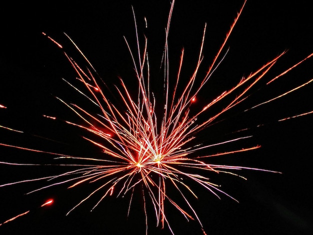 Foto vista de ángulo bajo de la exhibición de fuegos artificiales