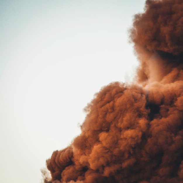 Foto vista de bajo ángulo de la explosión de humo contra un cielo despejado