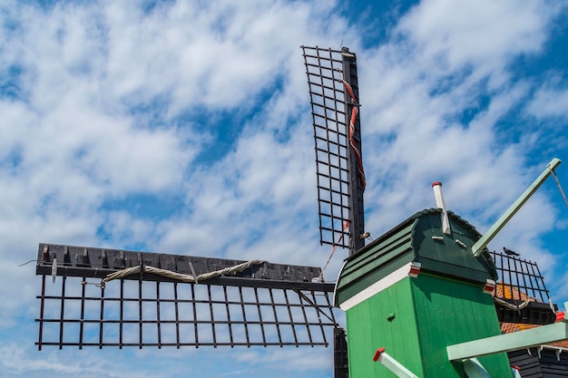 Foto vista en bajo ángulo de la fábrica contra el cielo