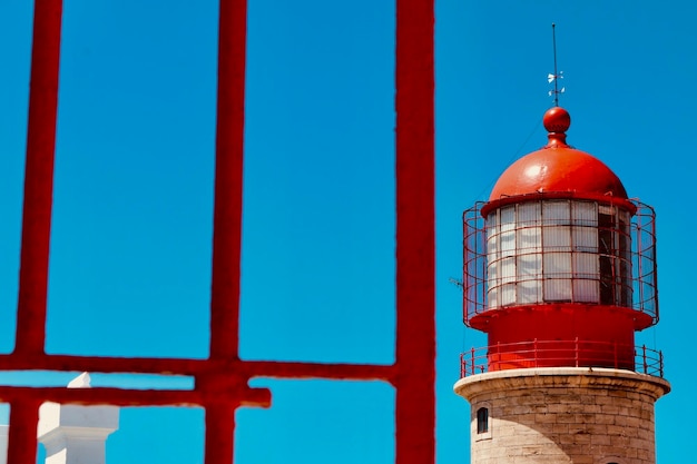 Foto vista en bajo ángulo del faro contra el cielo