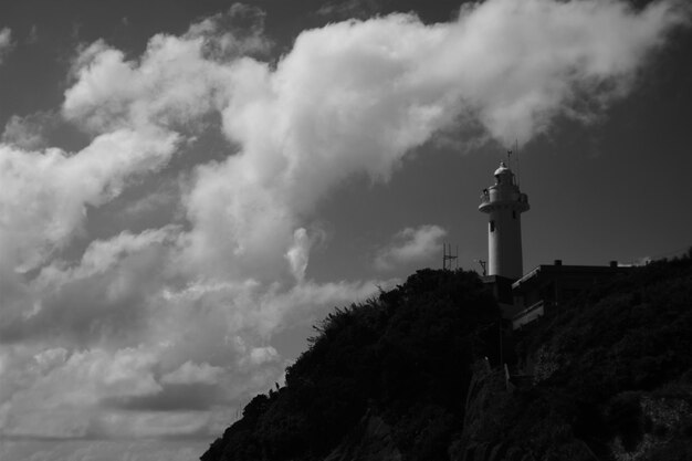 Foto vista en bajo ángulo del faro contra el cielo