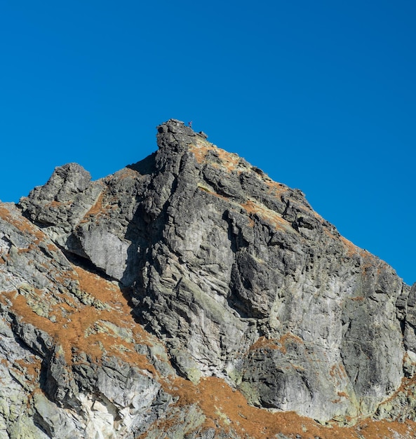 Foto vista en bajo ángulo de la formación rocosa contra un cielo azul claro