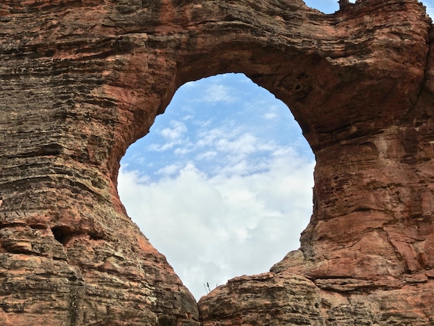 Foto vista en bajo ángulo de la formación rocosa contra el cielo de la pedra furada de la serra da capivara parque nacional