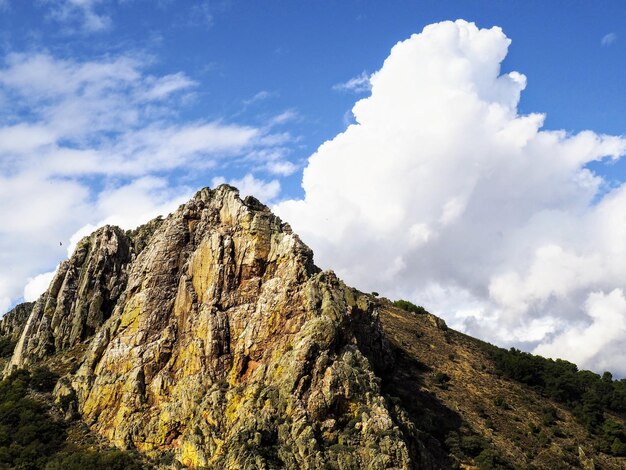 Foto vista en bajo ángulo de la formación rocosa contra el cielo