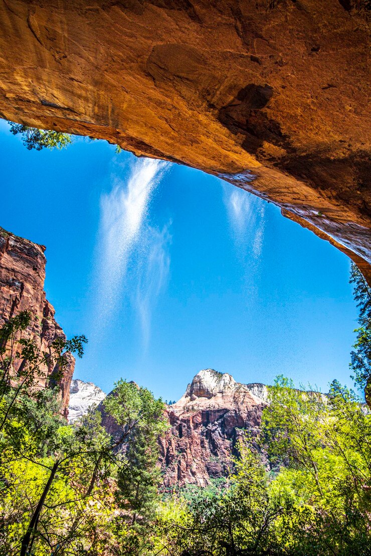 Foto vista en bajo ángulo de la formación rocosa contra el cielo