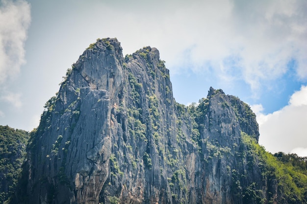 Vista en bajo ángulo de la formación rocosa contra el cielo