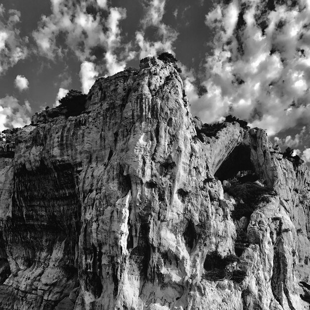 Foto vista en bajo ángulo de la formación rocosa contra el cielo