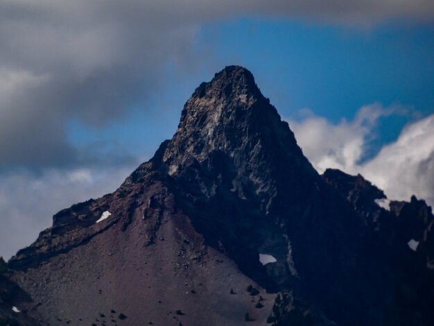 Foto vista en bajo ángulo de la formación rocosa contra el cielo