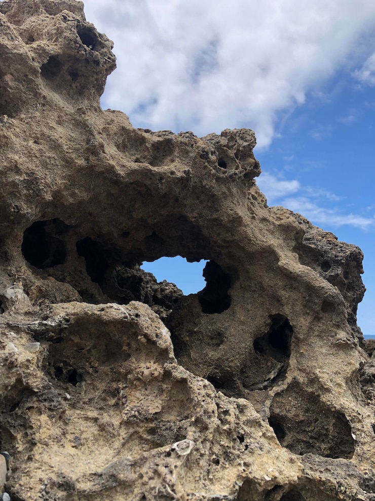 Foto vista de bajo ángulo de la formación rocosa contra el cielo