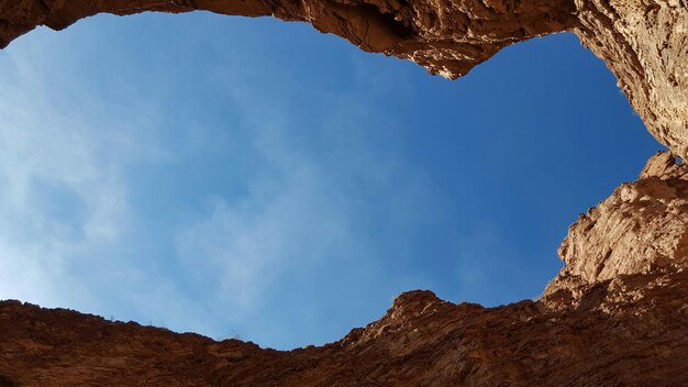 Foto vista en bajo ángulo de la formación rocosa contra el cielo