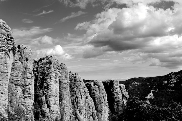 Foto vista en bajo ángulo de la formación rocosa contra el cielo