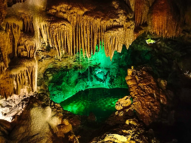 Foto vista en bajo ángulo de la formación rocosa en la cueva