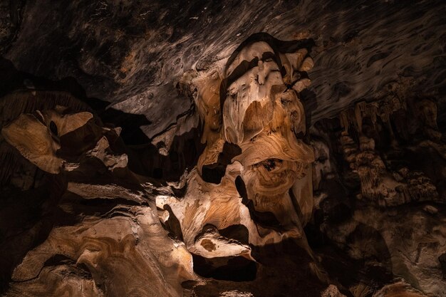 Foto vista en bajo ángulo de la formación rocosa en la cueva