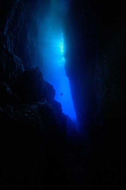 Foto vista desde un ángulo bajo de la formación rocosa en el mar