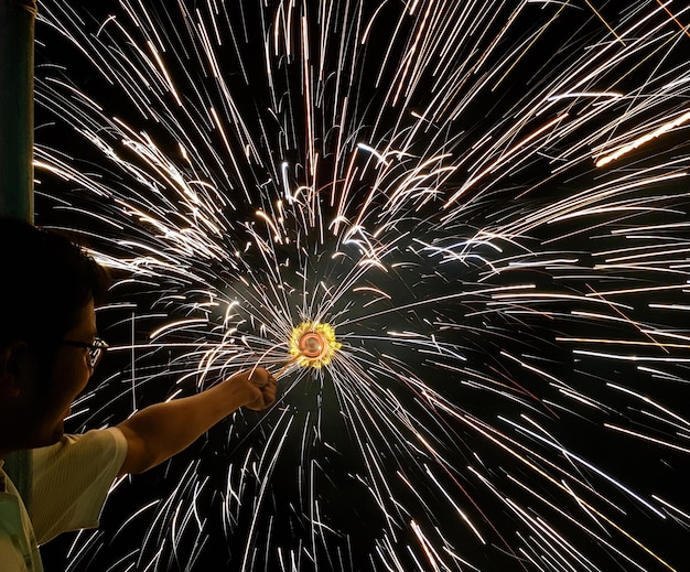 Vista de bajo ángulo de fuegos artificiales explotando por la noche