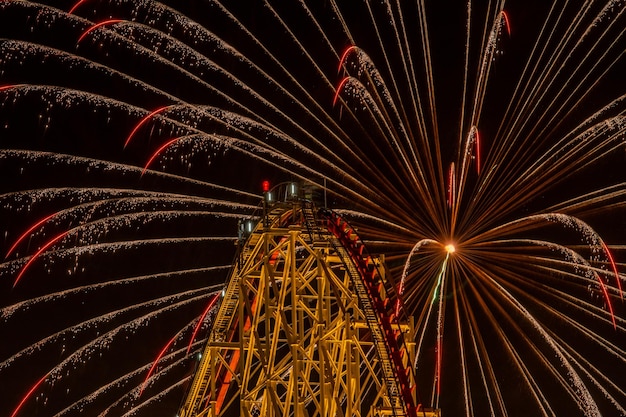 Vista de ángulo bajo de fuegos artificiales iluminados contra el cielo por la noche