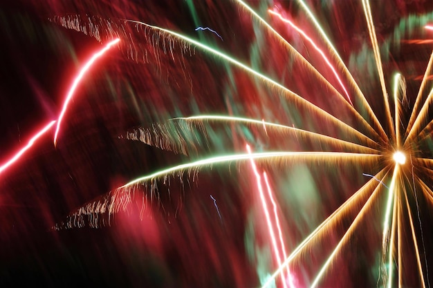 Vista de ángulo bajo de fuegos artificiales iluminados por la noche