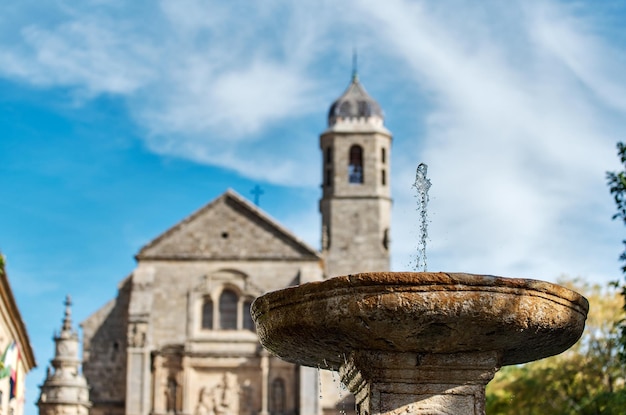 Vista en bajo ángulo de la fuente de agua contra la iglesia
