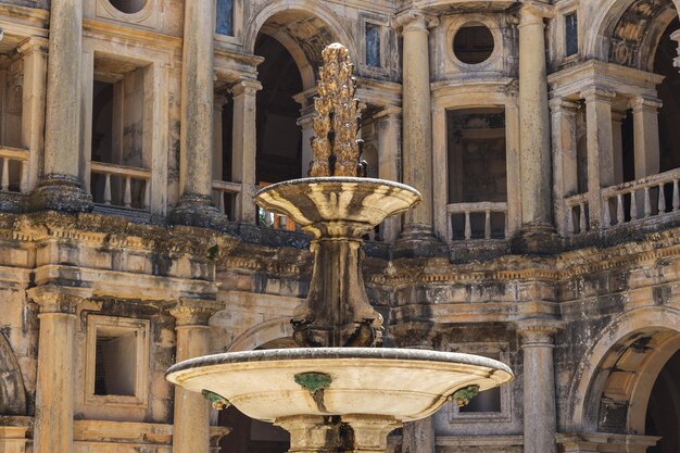 Foto vista en bajo ángulo de la fuente contra el edificio histórico