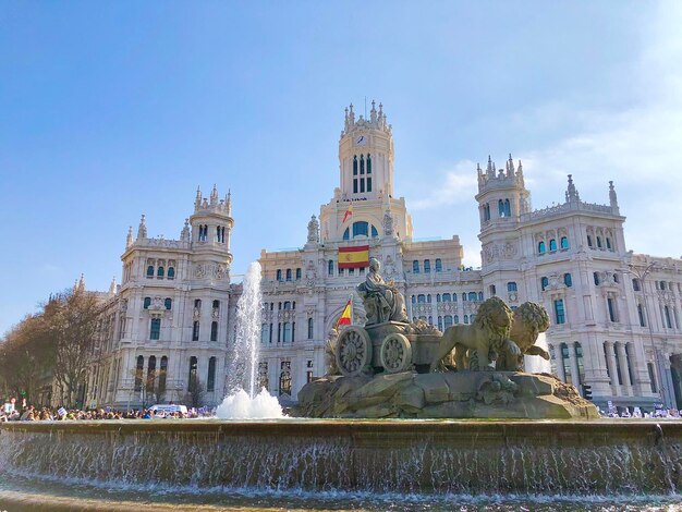 Foto vista en bajo ángulo de la fuente contra el edificio