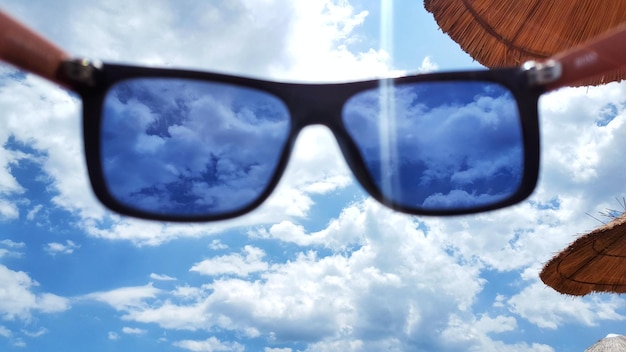 Vista de ángulo bajo de gafas de sol contra el cielo