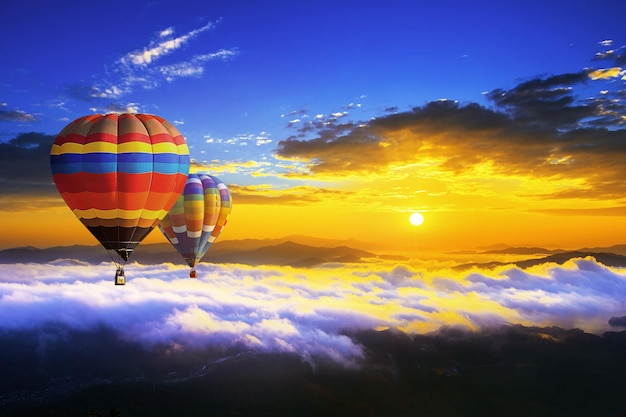 Foto vista de bajo ángulo de un globo de aire caliente contra el cielo durante la puesta de sol