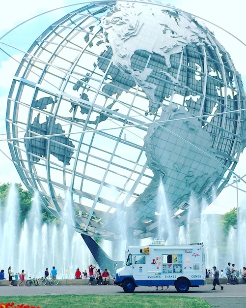 Vista de ángulo bajo del globo en el parque corona de Flushing Meadows