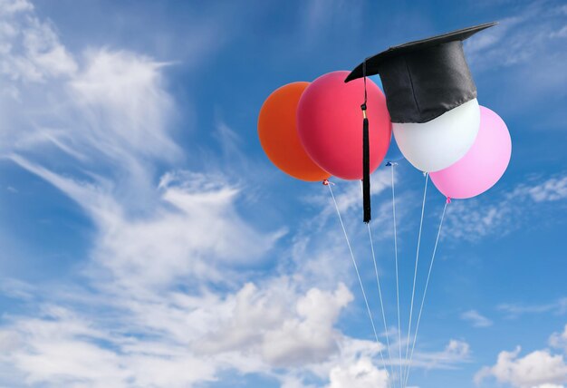 Foto vista de bajo ángulo de un globo volando contra el cielo