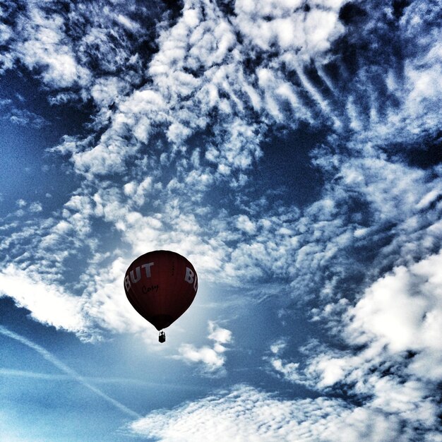 Vista de ángulo bajo de globos aerostáticos contra el cielo nublado