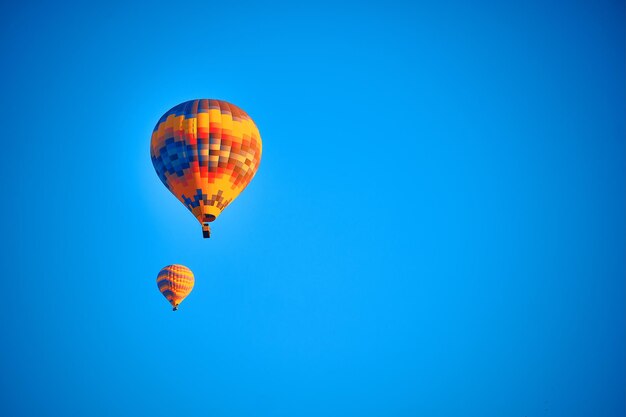 Foto vista de ángulo bajo de globos de aire caliente contra un cielo azul claro