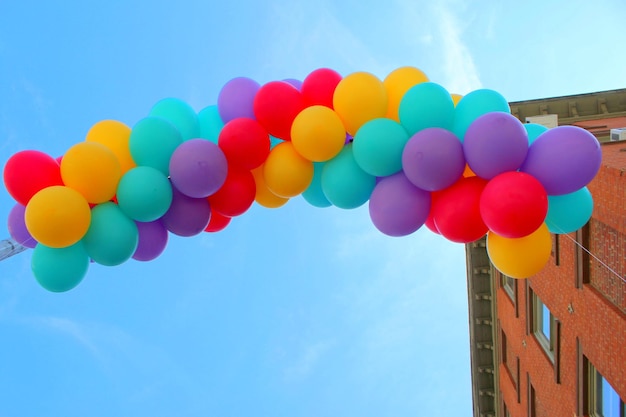 Vista de ángulo bajo de globos coloridos contra el cielo azul