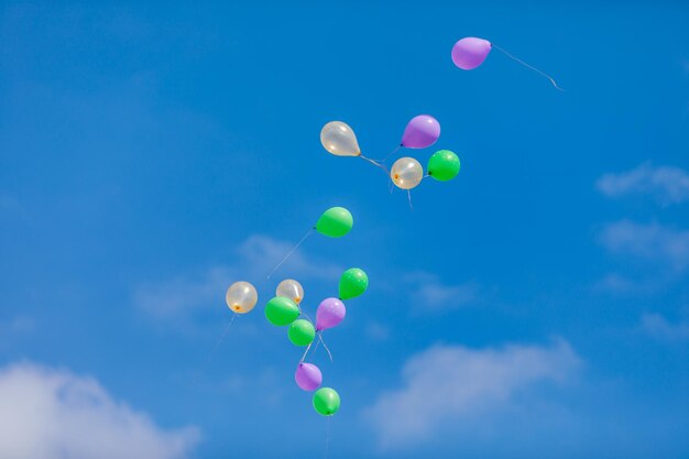 Foto vista de ángulo bajo de globos contra el cielo azul