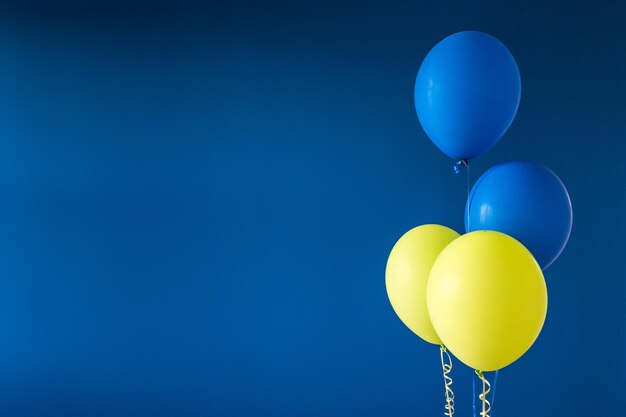 Vista de ángulo bajo de globos contra el cielo azul