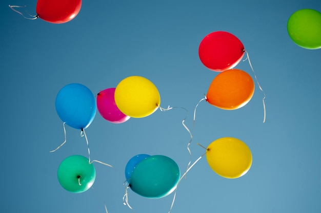 Foto vista de ángulo bajo de globos contra el cielo azul