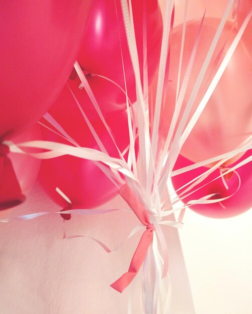 Foto vista en bajo ángulo de globos rosados y rojos