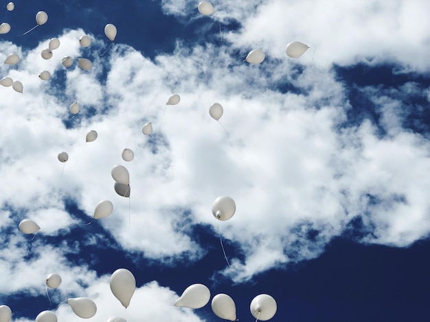 Foto vista de bajo ángulo de globos volando en el cielo