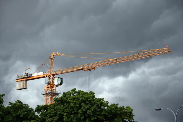 Foto vista de ángulo bajo de la grúa contra el cielo nublado