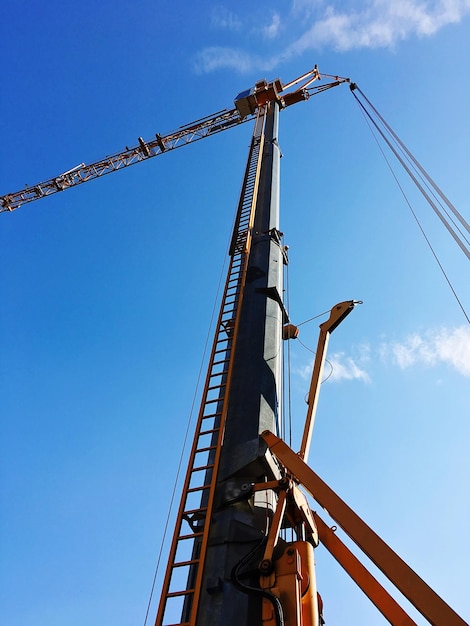 Vista de ángulo bajo de la grúa en el sitio de construcción contra el cielo