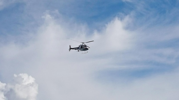 Vista de ángulo bajo de un helicóptero contra el cielo